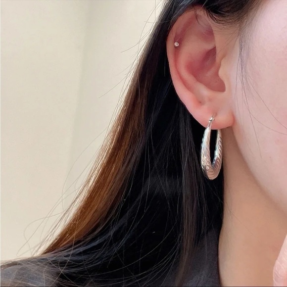 ⭐️ NEW Classic Antiqued Silver Twist Hoop Earrings - Picture 2 of 8